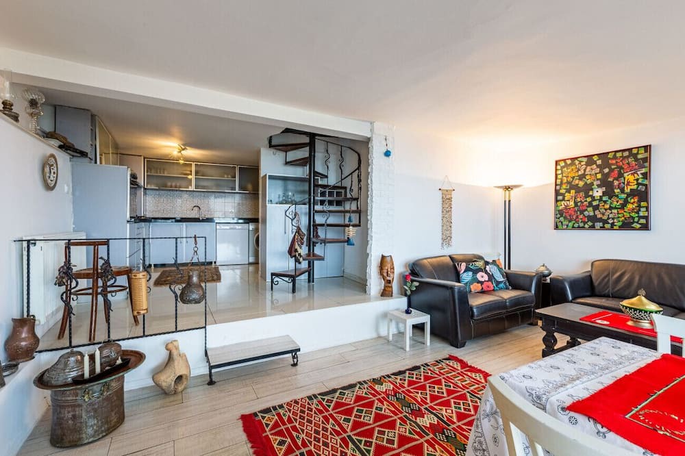 Maltepe Villa | Unique House with Tree Inside near Sea in Maltepe