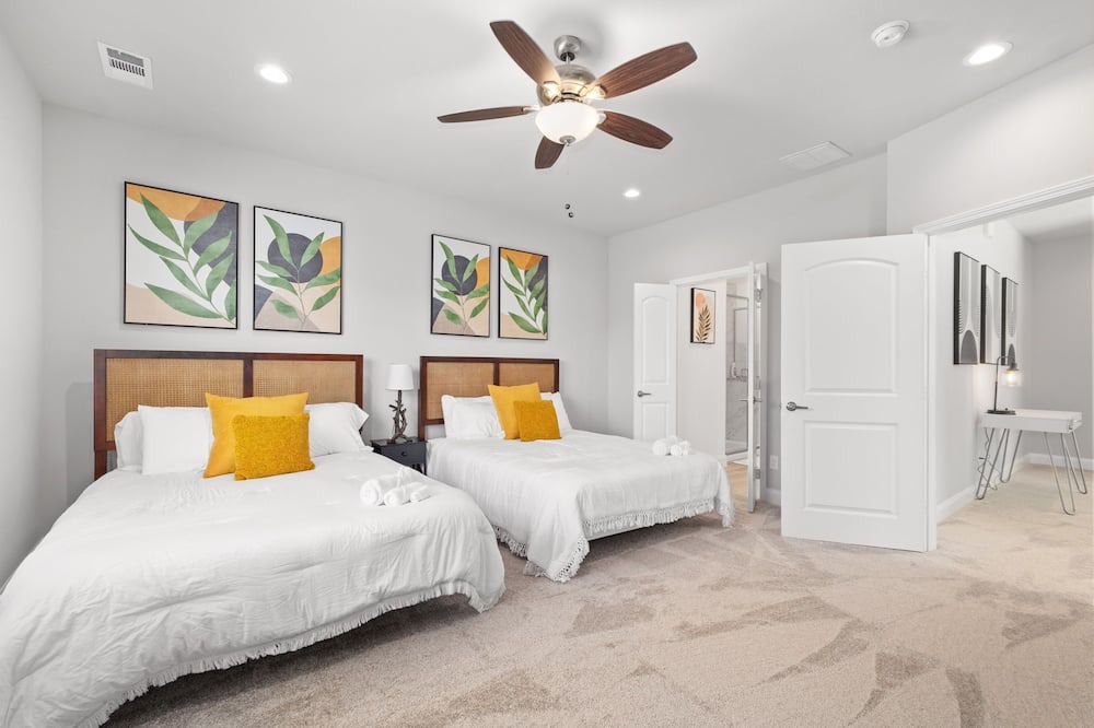 Cedar Crest House | Modern Tropical 5 BR/8 BEDS Home in Heart of Dallas