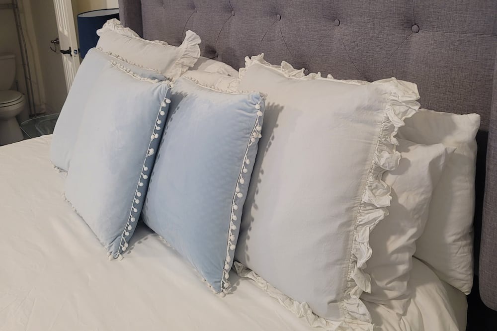 Dickinson House | Beautiful Cottage and event space sleeps 16+ Kemah boardwalk, beaches near, Nasa