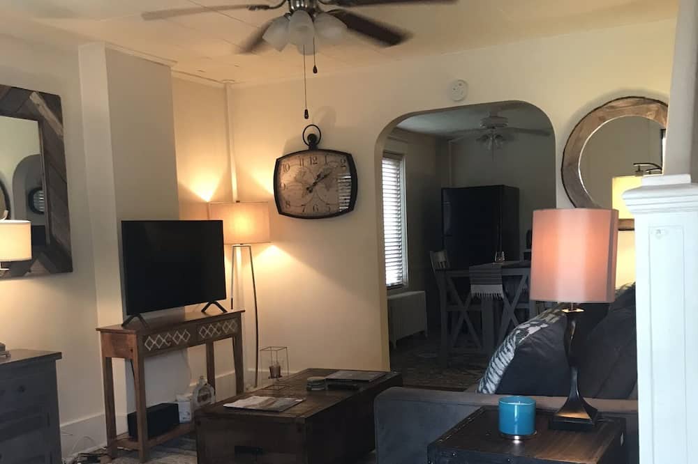 Harrisburg - Hershey House | Quaint,furnished, 2 bedroom house, courtyard,1 block to Scenic Susquehanna River