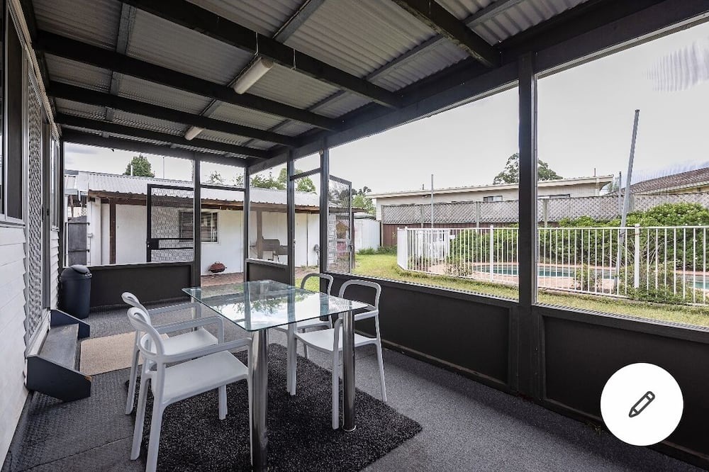 Cambridge Park House | Cosy Family Home With a Pool Kingswood Three Bedroom House