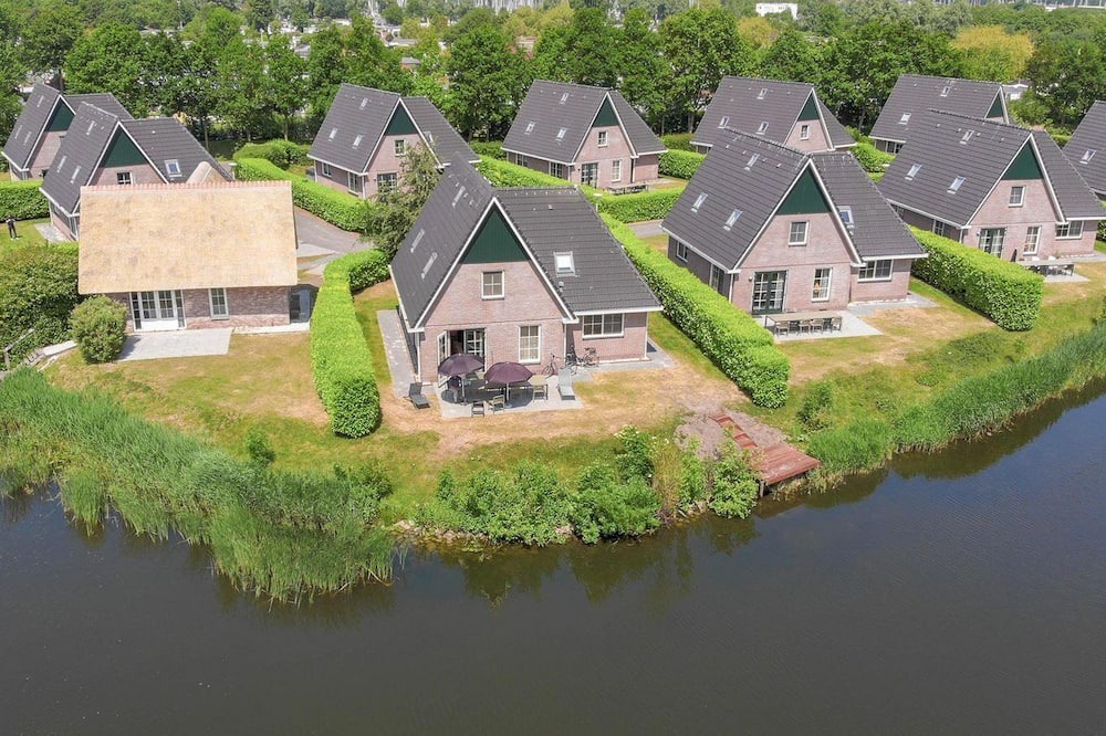 Makkum Cabin | Beachvilla Royaal with sauna and whirlpool