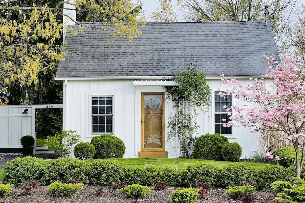 State College House | Chill at the Hot Tub, Cuddle by the Fire, Vintage Vibes Casa