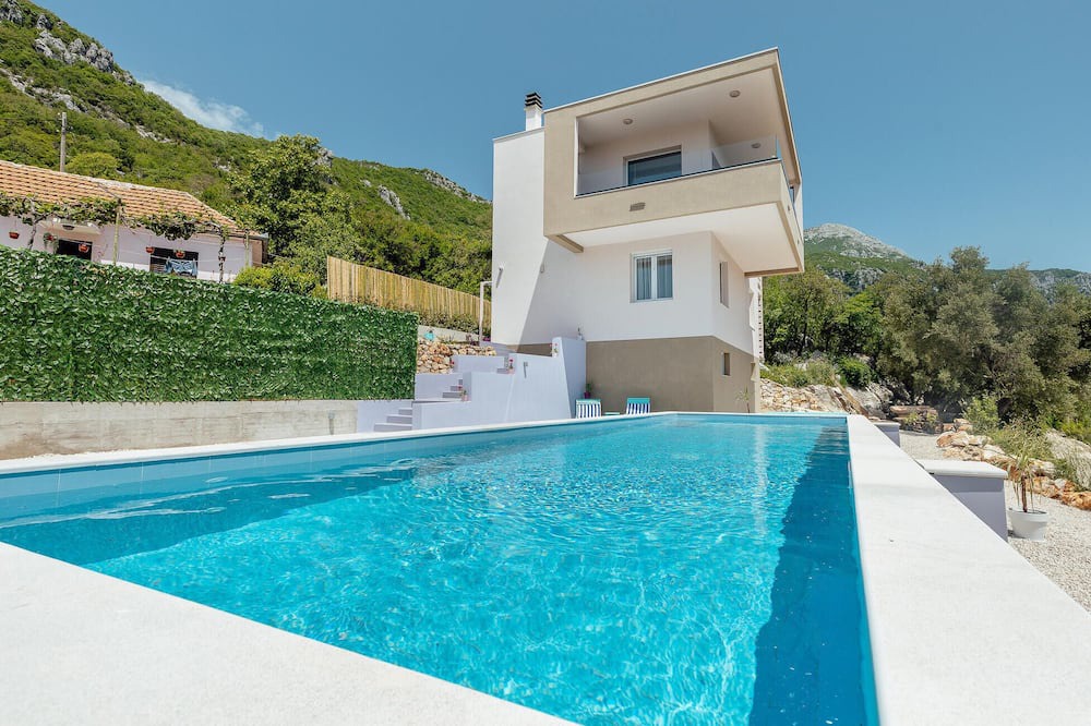 Podi House | Above Herceg Novi awaits you this stylish and modern vacation home with magnificent panoramic views