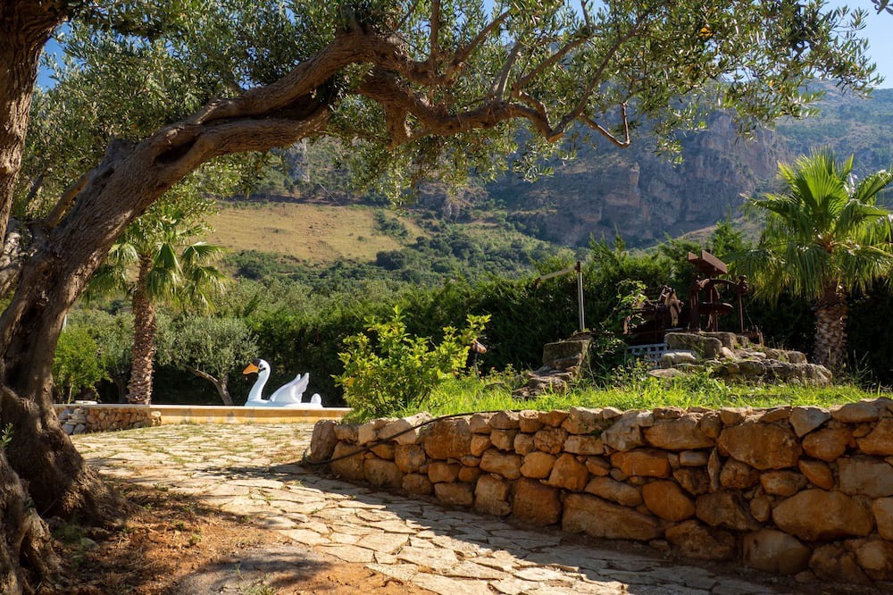 Castellammare del Golfo Villa | Villa Mariannina swimming pool with Jacuzzi in private garden