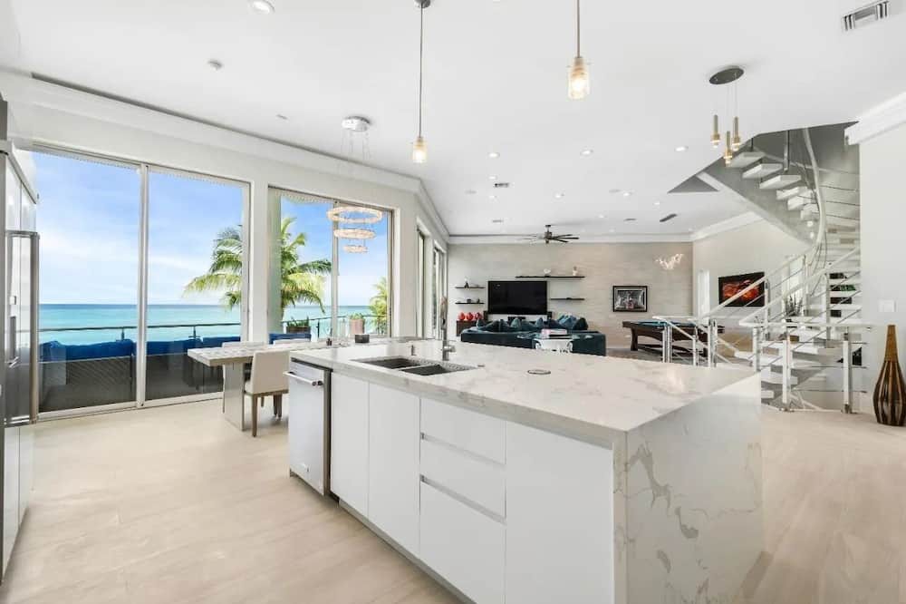 Nassau House | Perfect Getaway! Luxurious Modern Oceanfront Villa w/Pool + More @ Nassau