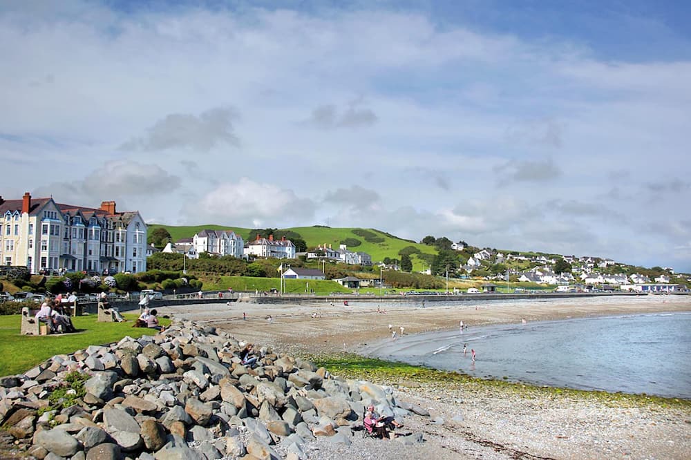 Criccieth Cabin | 2 bedroom accommodation in Criccieth, Gwynedd