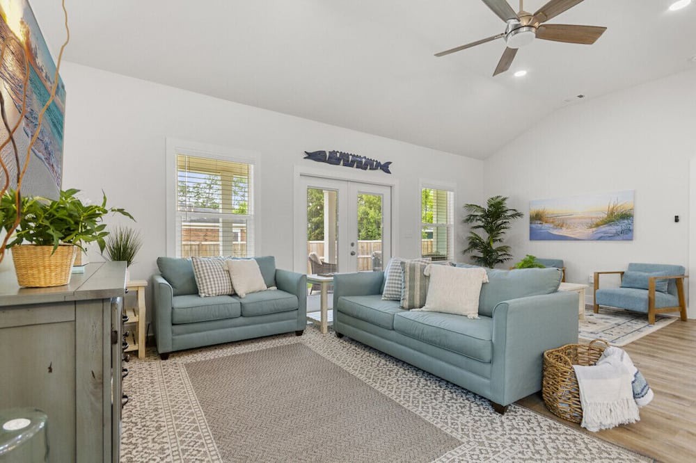 Bay Point Vista Cottage | Blue Ono Cottage w Hot Tub Near the Beach, 3 bedrms, 2 bathrms, Parking On Site