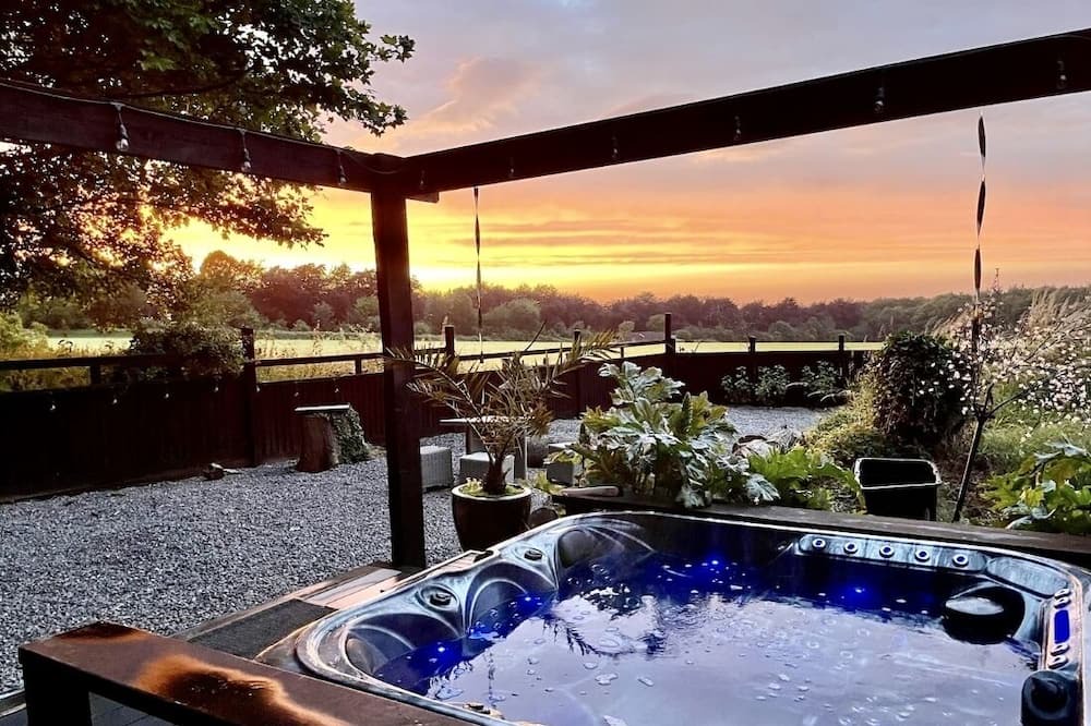 Bristol House | Luxury Lodge close to Clifton Suspension Bridge, hot tub. Sleeps 2 people.