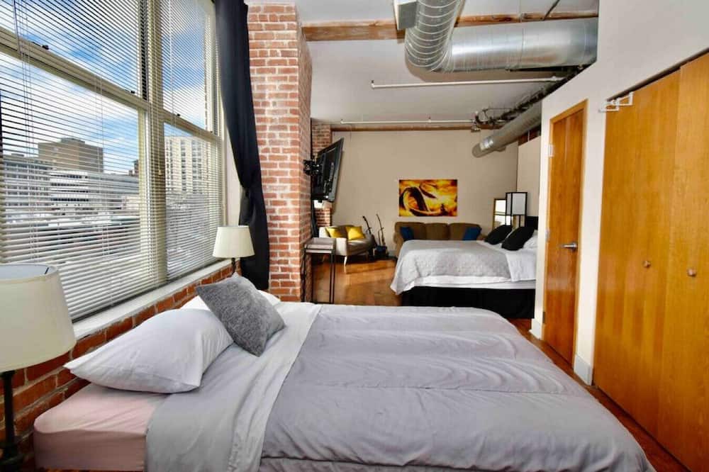 Downtown Kansas City Apartment | ★ THE PAD ★ KING BED ★