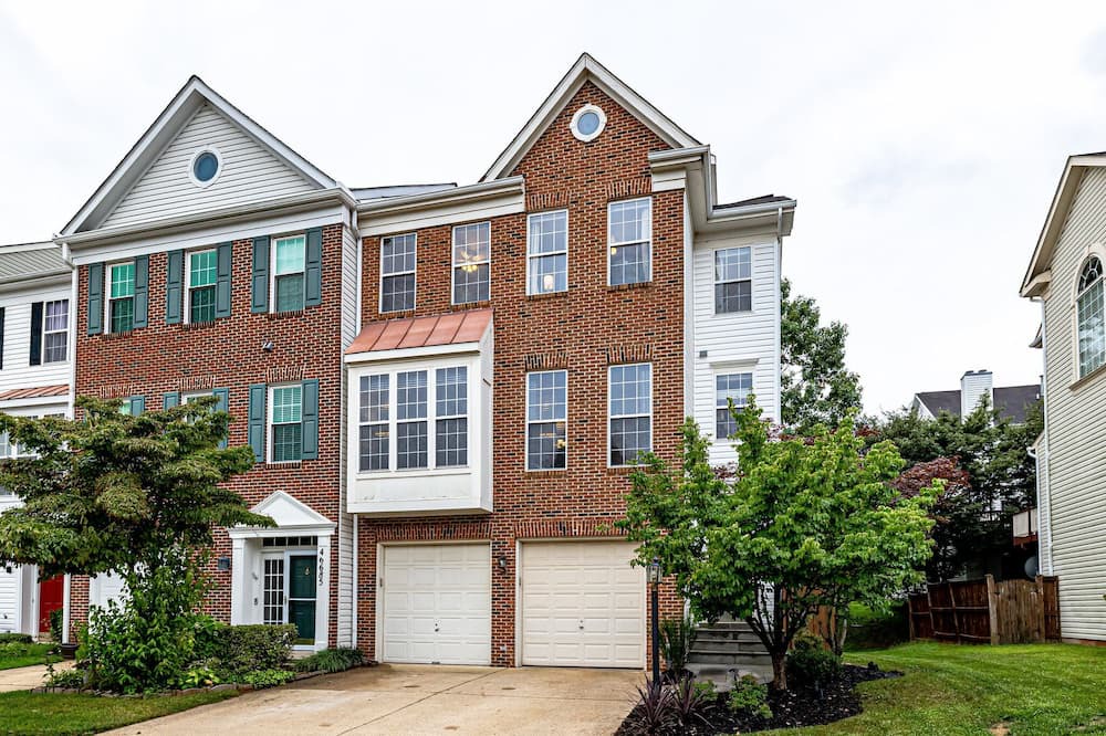 Cascades House | Modern Spacious 4BR Townhome in Cascades