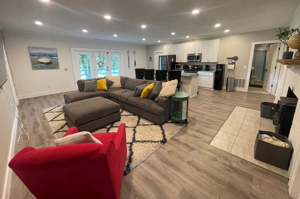 Spring City House | Laid back lake house with huge yard and fire pit. Family/Fisherman paradise!