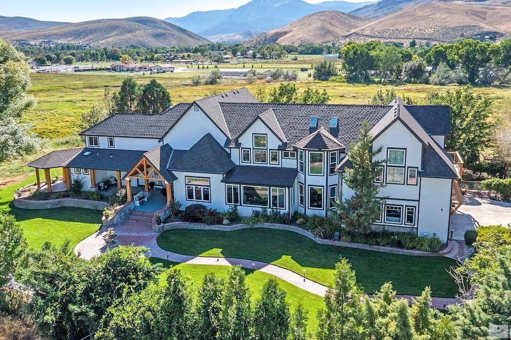 Reno House | Luxury short term corporate, travel nurse, executive home 30 day minimum.