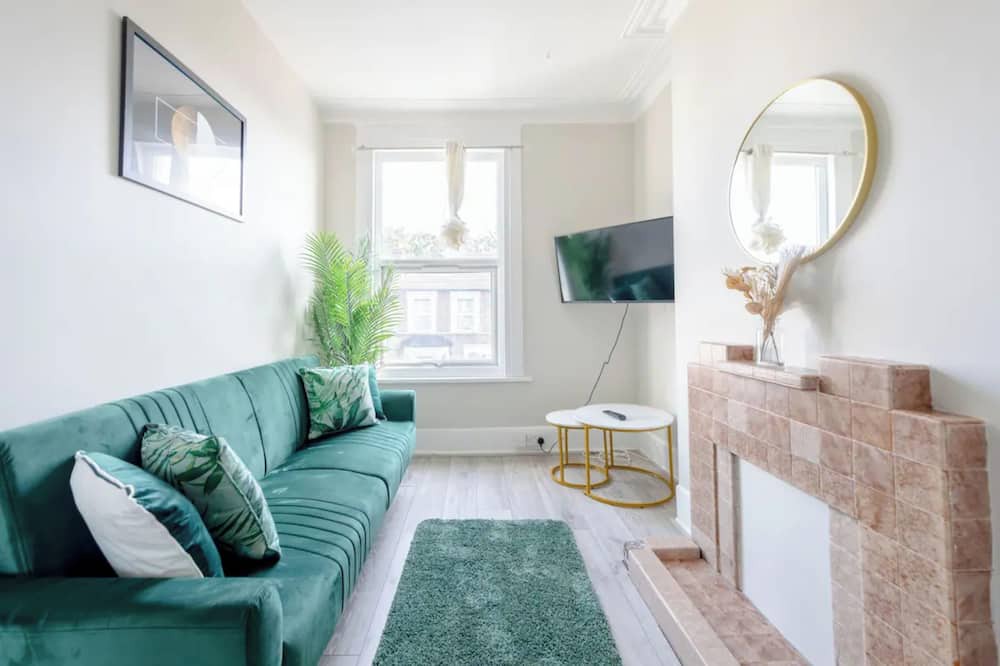 Walthamstow Apartment | Chic 3BD Flat - 5 Mins to Walthamstow Central!