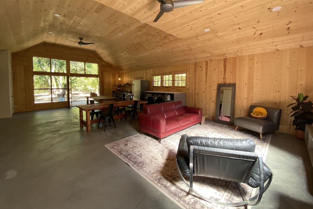 Ojai House | Spacious and modern Ojai barn in the middle of an orange grove