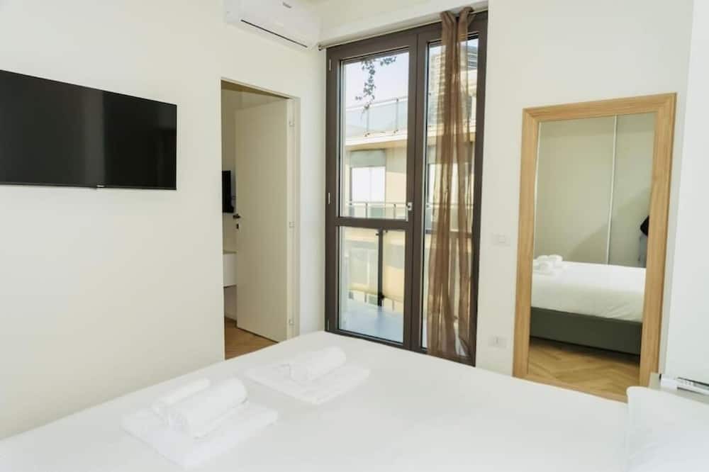 Centro Direzionale House | Sky View -New Door- Apartment 2 with Balcony