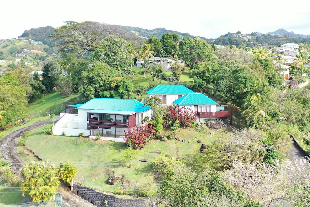 Kingstown House | Amazing views, close to supermarkets, shopping, beaches