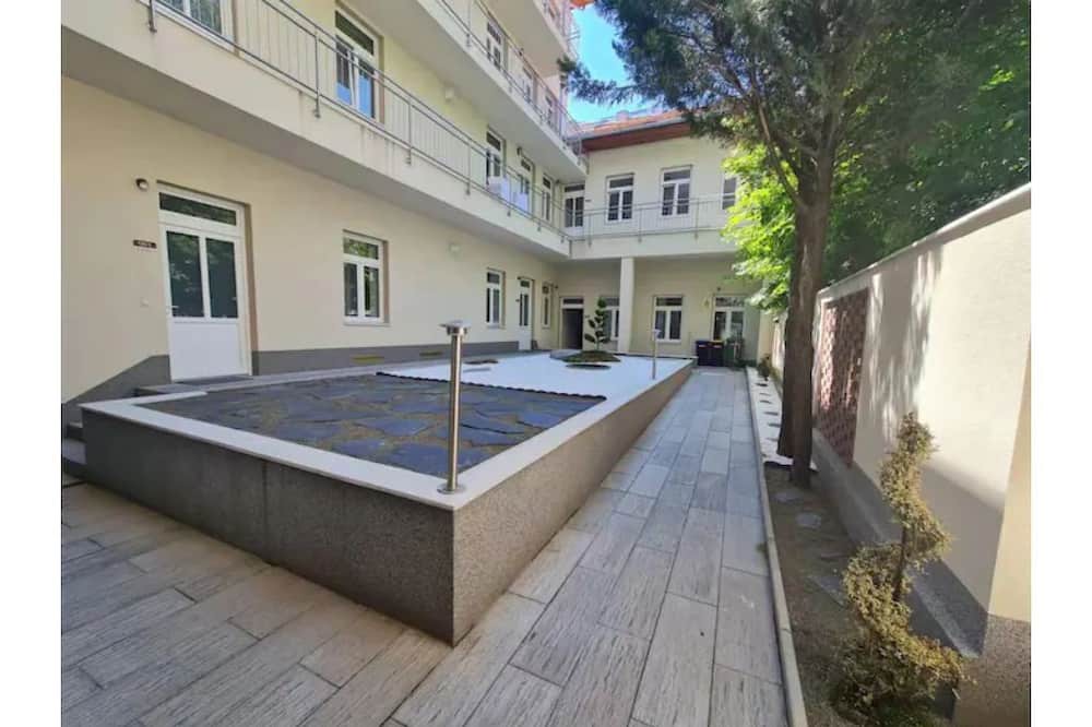 Krisztinavaros Apartment | cozy apartment with king size bed room 103