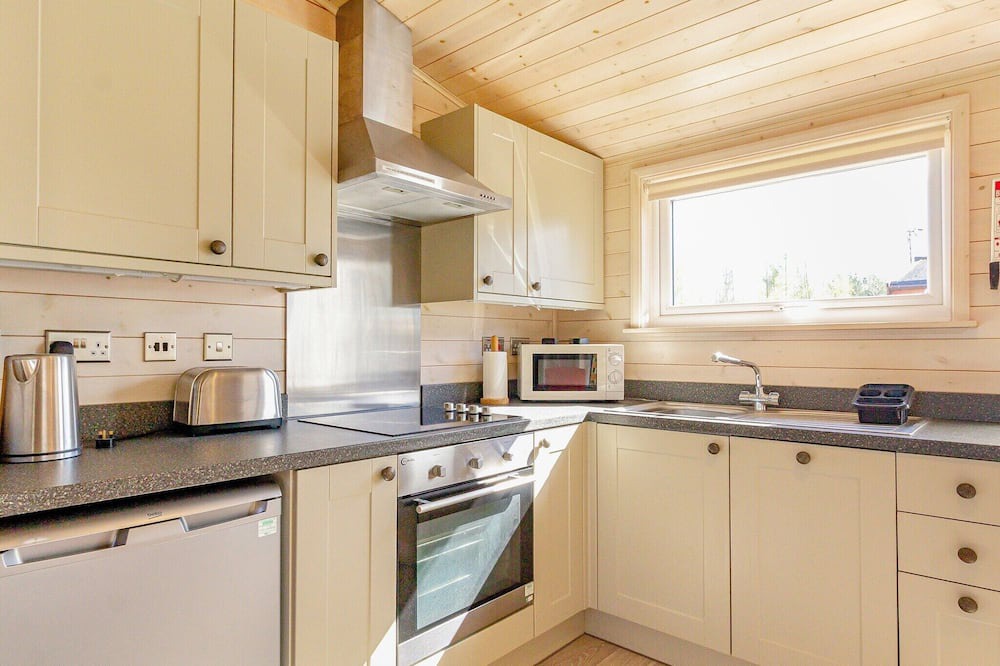Scunthorpe Cabin | A cosy one bedroom lodge with a master bedroom served by a bathroom with a separate shower open plan