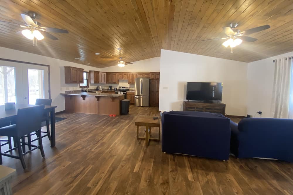 Washington County Cabin | Pet friendly, newly constructed cabin with modern amenities!