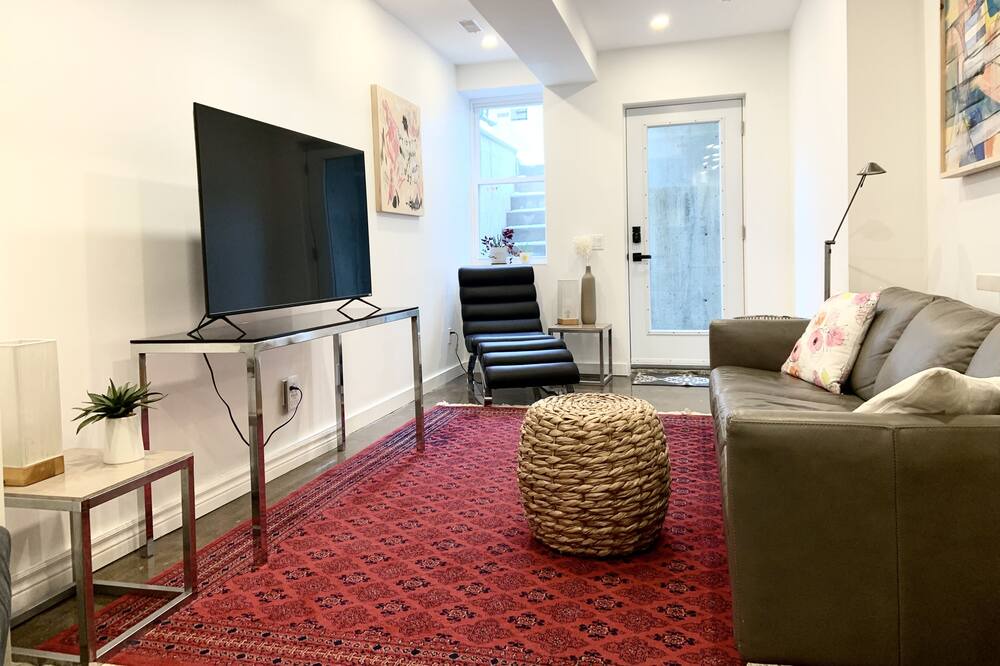 Dovercourt Park Apartment | Private Full Height Suite, Close to TTC - Salem Gallery
