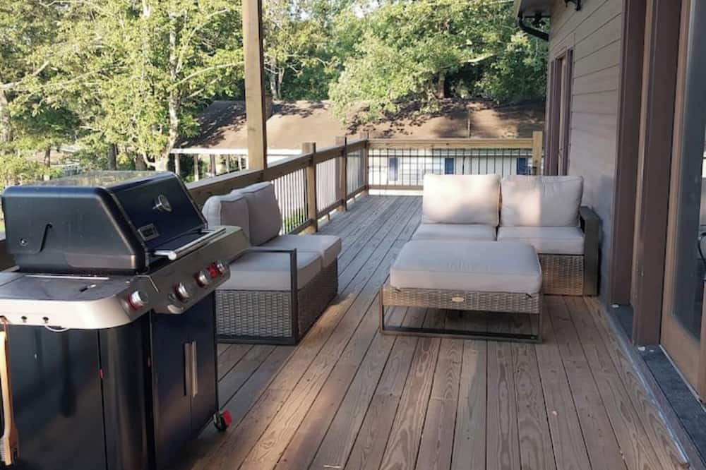Jasper House | Spacious lake estate 7BR 5-1/2 baths, rec room , jacuzzi IMAX theater and Dolby