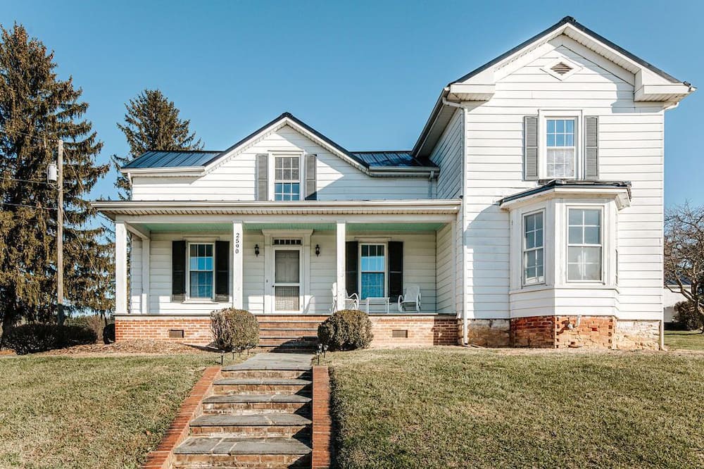 Waynesboro House | The Farmhouse at Wellington: Waynesboro, Sleeps 12