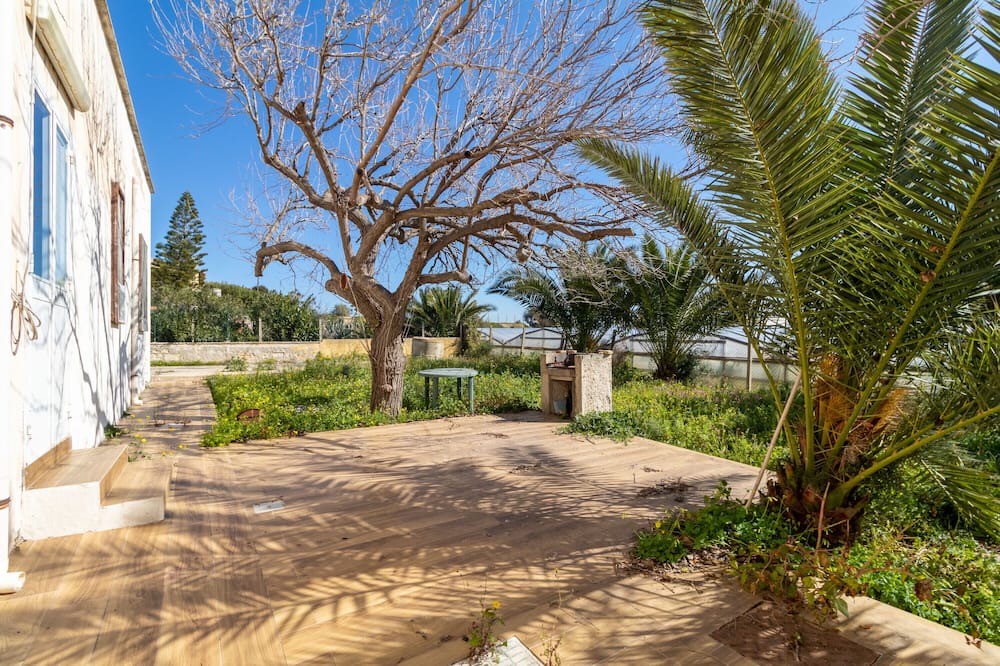 Acate Apartment | Holiday Apartment 'Appartamento con giardino' with Sea View, Shared Terrace & Garden