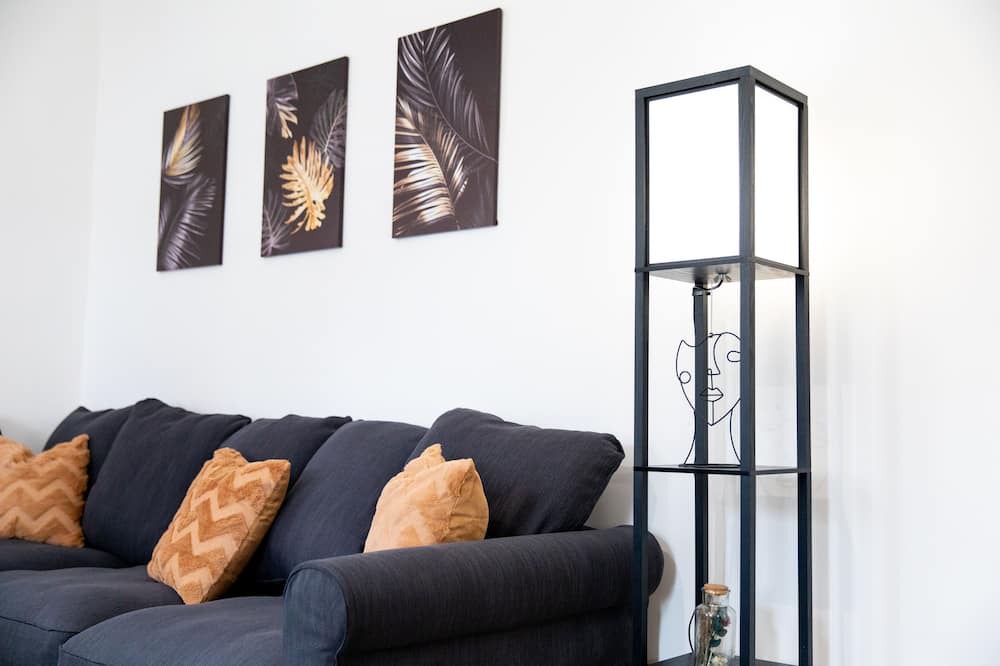 Coburg Condo | Large accommodation in a central location - parking lot