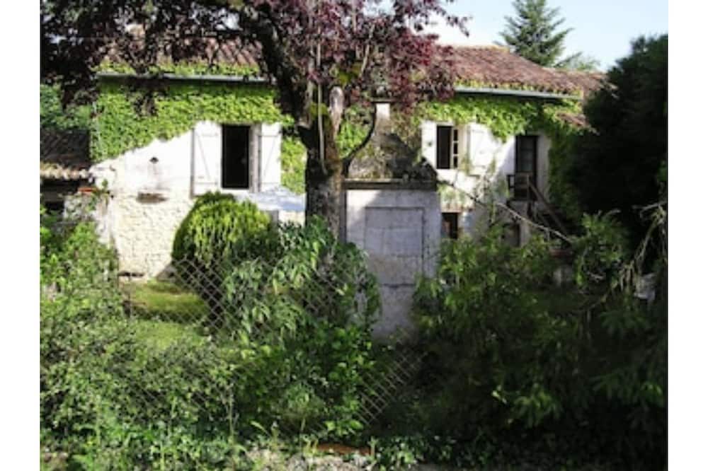 Champagne-et-Fontaine House | Rejuvenating stay, quiet, in a cottage with rustic charm