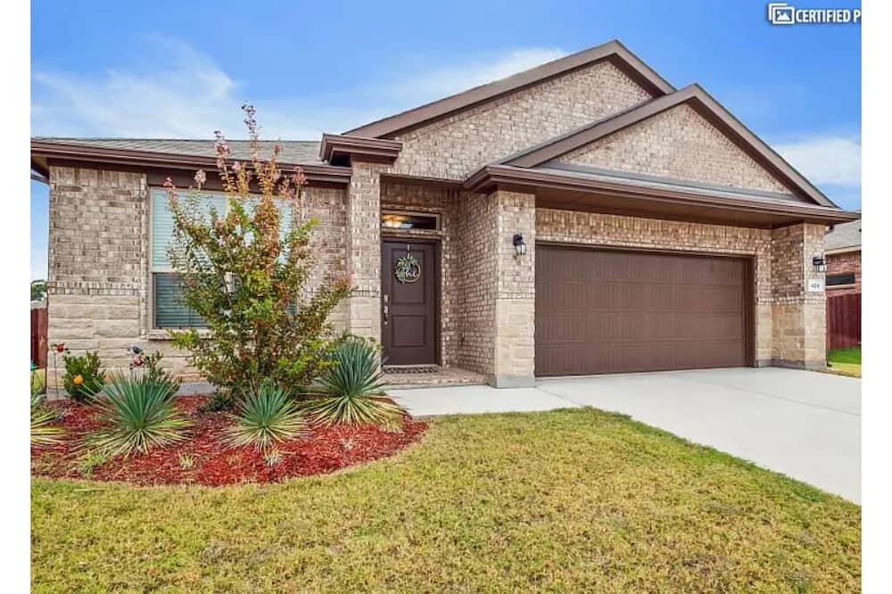Azle House | EZ access to DFW, w office