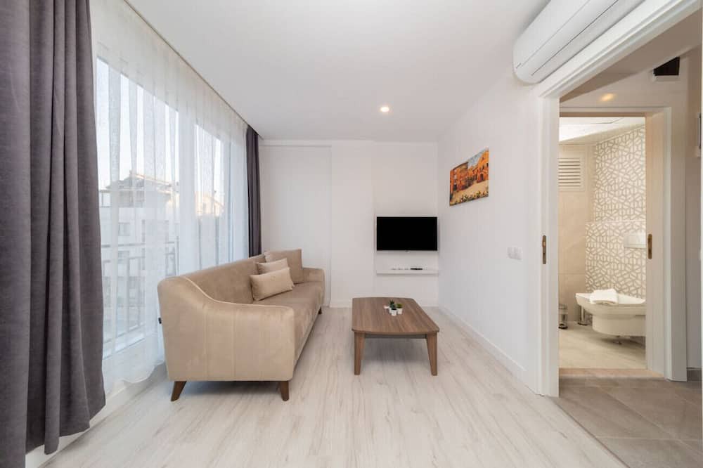 Eski Lara Apartment | Central Flat with Terrace and View in Muratpasa