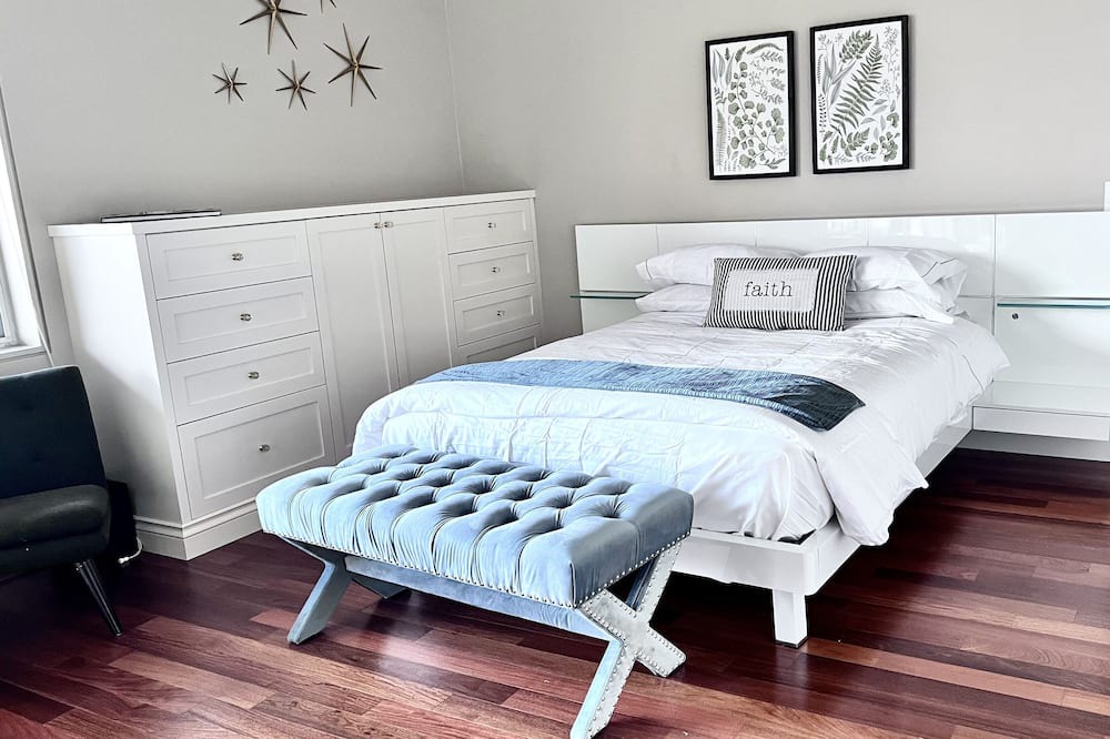 West Vancouver Apartment | Ocean View Luxury Suit Room With Patio