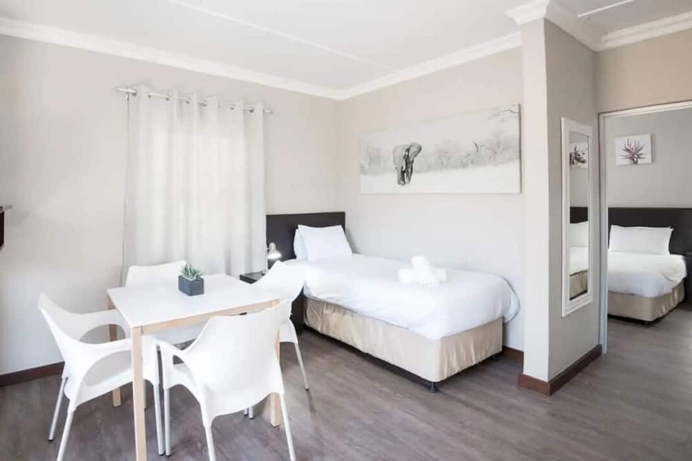 Windhoek House | Minutes Away from Haven Zoological Park! 2 Relaxing Chalets w/ Patio, Pool!