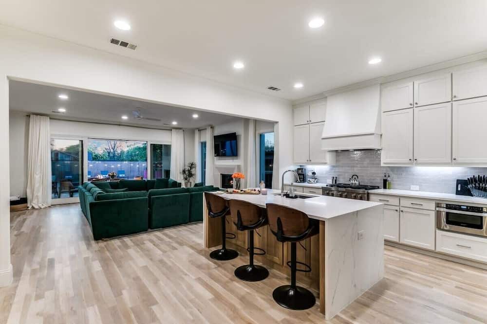 Dallas House | Chateau Lux Summary: