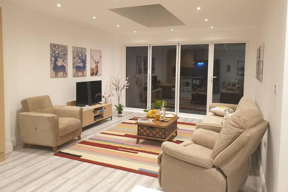 Putney Apartment | Spacious London King bed Garden flat in quiet street near parks.1072