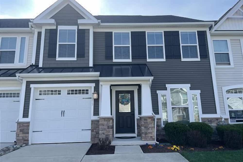 Lewes House | Coastal Club Resort Community! Luxury town house new for 2023 season.