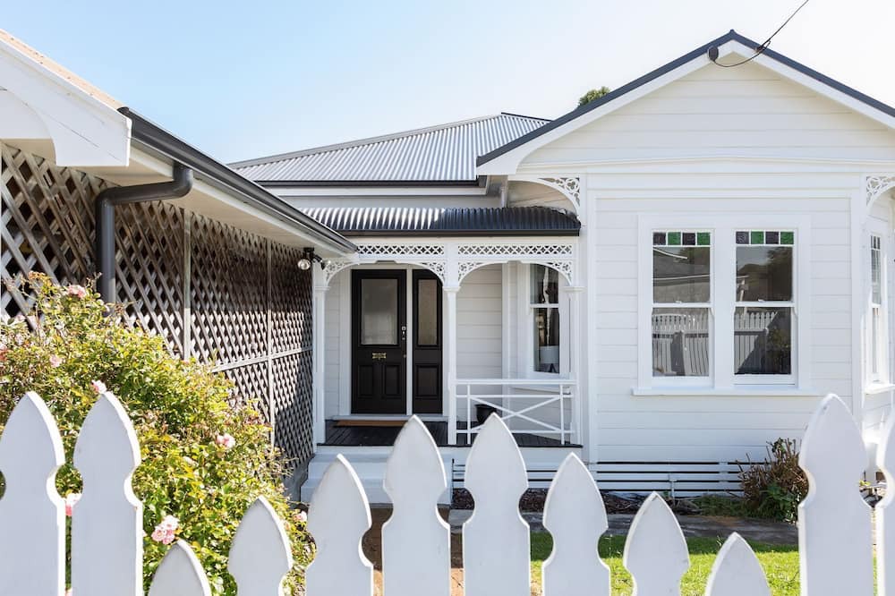 New Plymouth Villa | Villa on Courtenay - A short stroll to The CBD