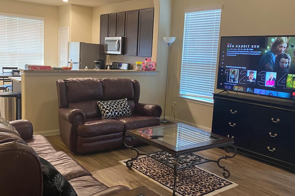 Katy House | Welcome home to a Lush welcoming space for you. Safe, Proximity to katy mills