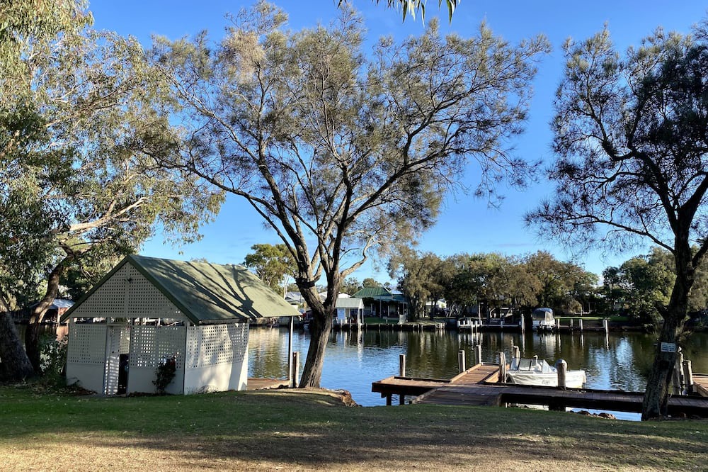 South Yunderup House | Absolute River Front - 2 b/room, fully equipped, pool, jetty, close boat ramp