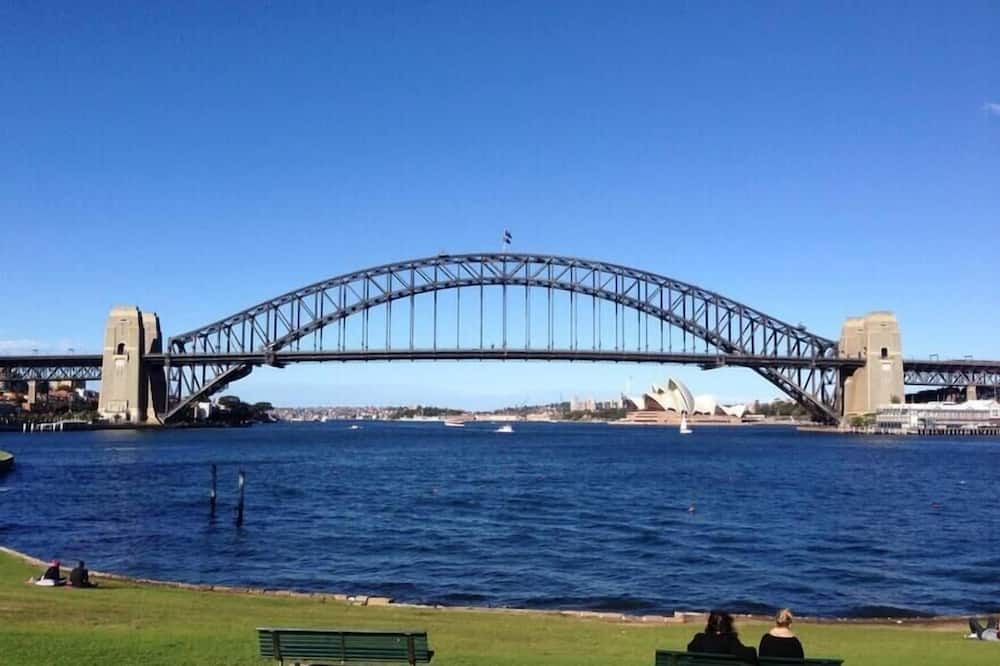 McMahons Point Apartment | Spacious Studio Surrounded By Great Views