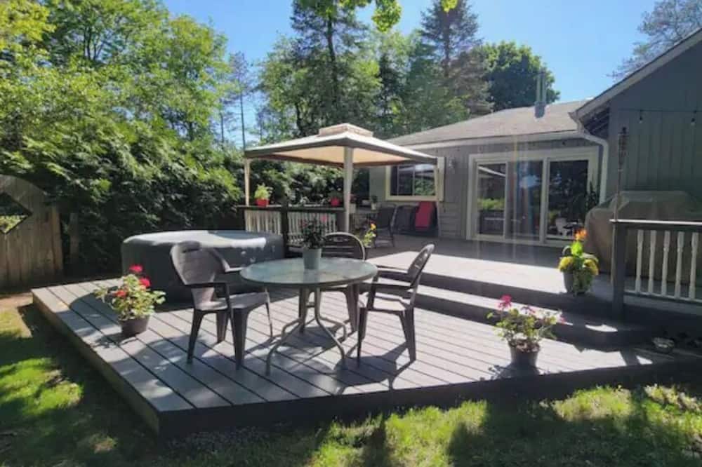 Kirkfield Cabin | Rustic Waterfront Cottage