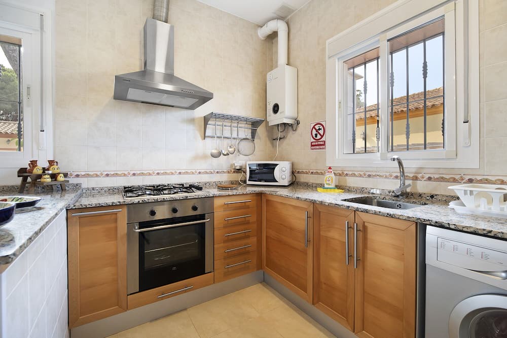 Chiclana de la Frontera House | Holiday Home 'Andalucia 13' with Private Pool, Wi-Fi and Air Conditioning