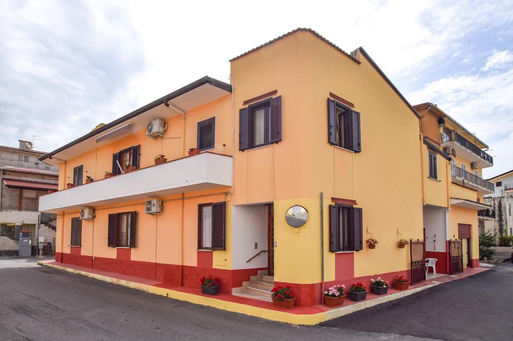 Campora San Giovanni Apartment | Enjoy a relaxing vacation in this bright and friendly apartment Campora San Giovanni.