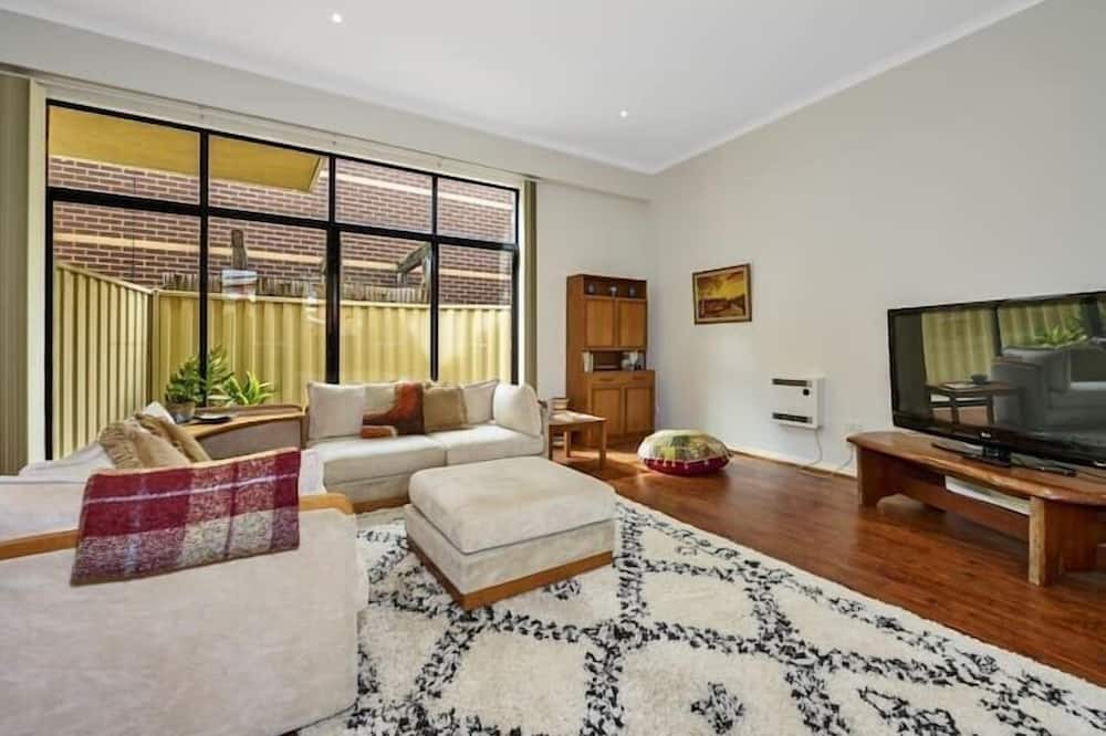 Footscray Apartment | Funky Footscray Find: Your Epic Urban Playground!