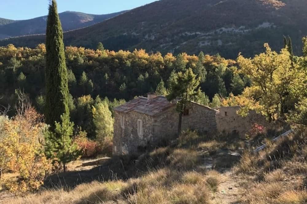 Reilhanette House | Holiday Home 'Les Eyssaux En Baronnies' with Mountain View, Private Terrace and Wi-Fi