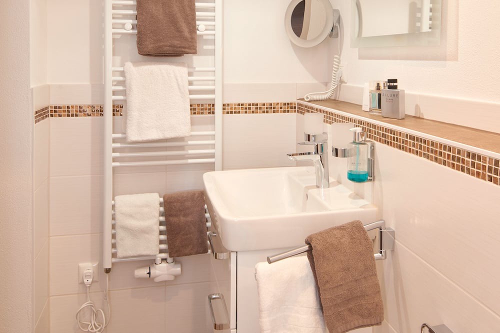 Eggstatt Apartment | Double room comfort 20-24m² with south-facing balcony, seating area, shower/toilet
