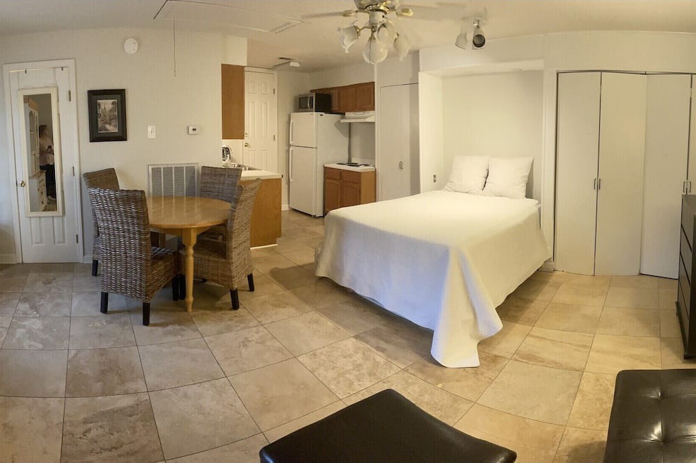 Lake Shore - Lake Vista Apartment | Charming Studio in park-like setting, blocks from Lakefront in New Orleans