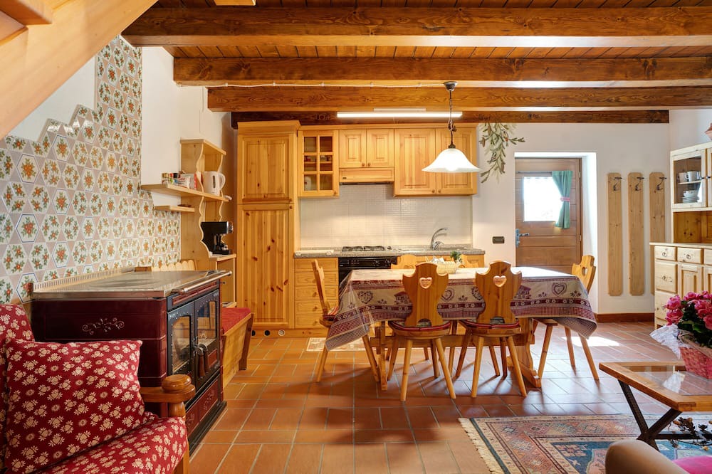 Rabbi Apartment | "Chalet Berghof Ranuncolo" with Whirpool and Wi-Fi