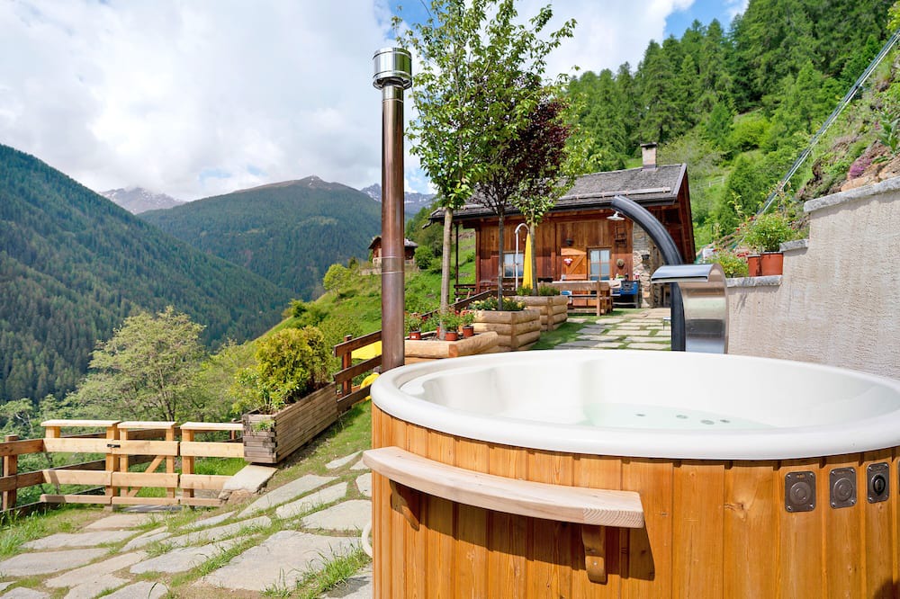 Rabbi Apartment | "Chalet Berghof Laret Arnica" with Whirpool and Wi-Fi